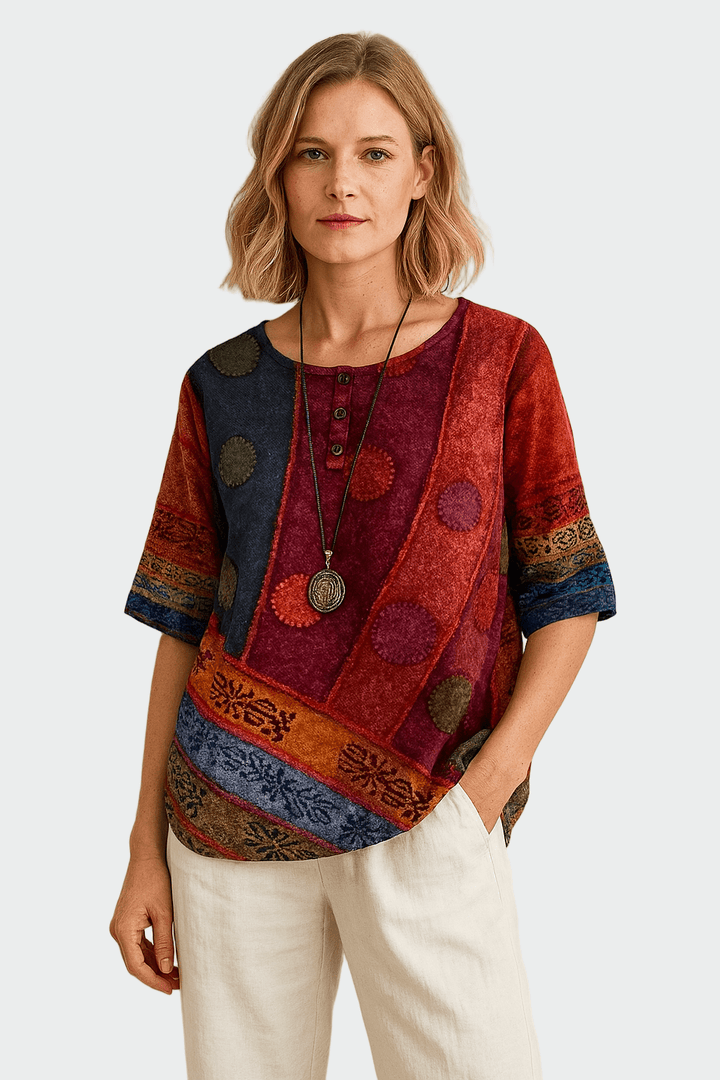 Afslappet damebluse med farverigt patchwork design i boheme stil, perfekt til kvinder der søger unik hverdagskomfort.