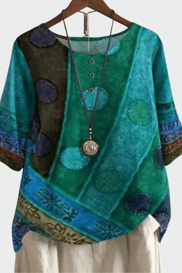 Komfortabel, afslappet damebluse med unikt patchwork. Ideel til kvinder, der ønsker boheme mode til hverdag og sommer.