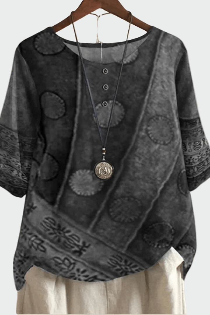 Farverig damebluse med livligt patchwork mønster. Skab personlig stil med denne unikke boheme bluse til kvinder.
