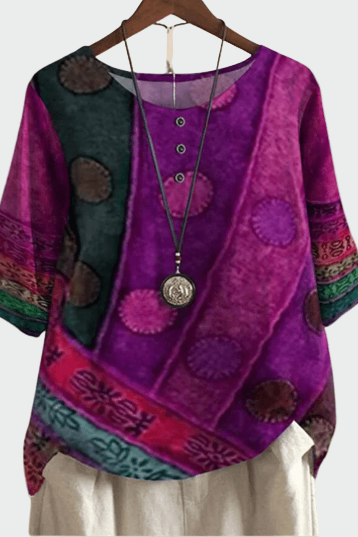 Boheme damebluse med charmerende patchwork, der udtrykker afslappet mode og personlighed for den moderne kvinde.