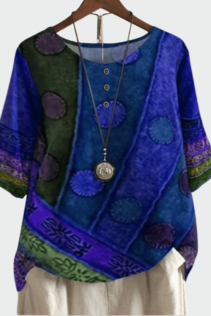 Let og luftig damebluse med patchwork. Perfekt til sommer og afslappet hverdag, giver kvinder en farverig boheme stil.