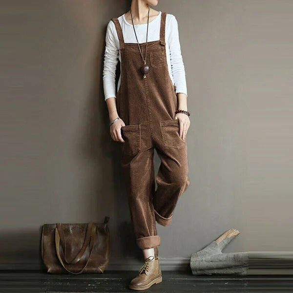 Komfortabel dame jumpsuit med retro touch, justerbare stropper og praktiske lommer. Stilfuld til forår/efterår.