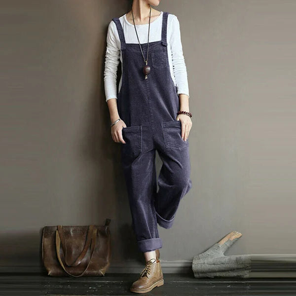 Stilfuld dame jumpsuit med justerbare skulderstropper og funktionelle lommer. Ideel afslappet hverdagsoverall.