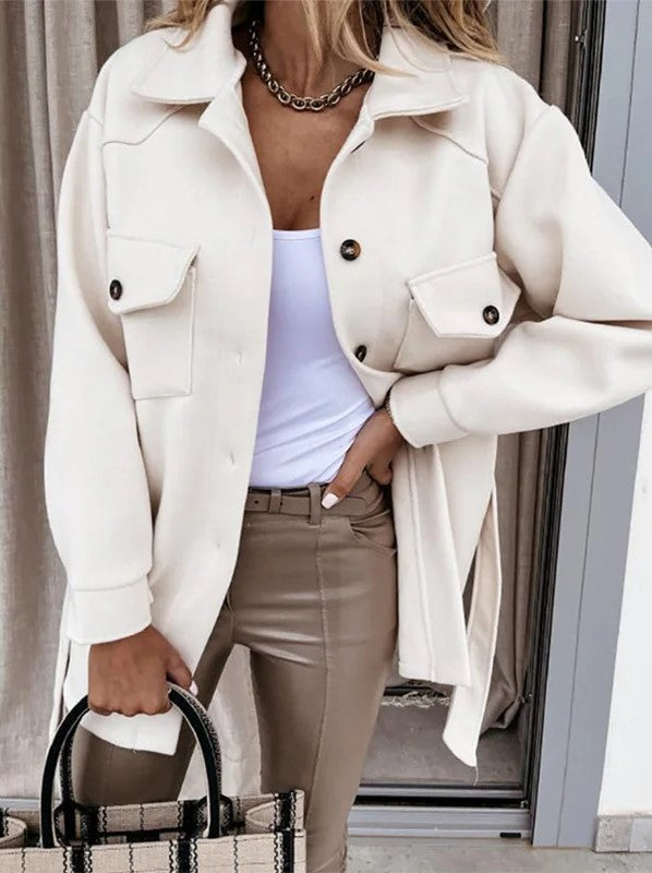 Afslappet oversized skjortejakke til damer, beige, langærmet med knaplukning og brystlommer, ideel til lag-på-lag stil.
