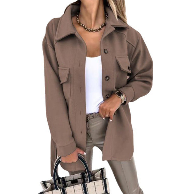 Afslappet oversized skjortejakke til damer, beige, langærmet med knaplukning og brystlommer, ideel til lag-på-lag stil.