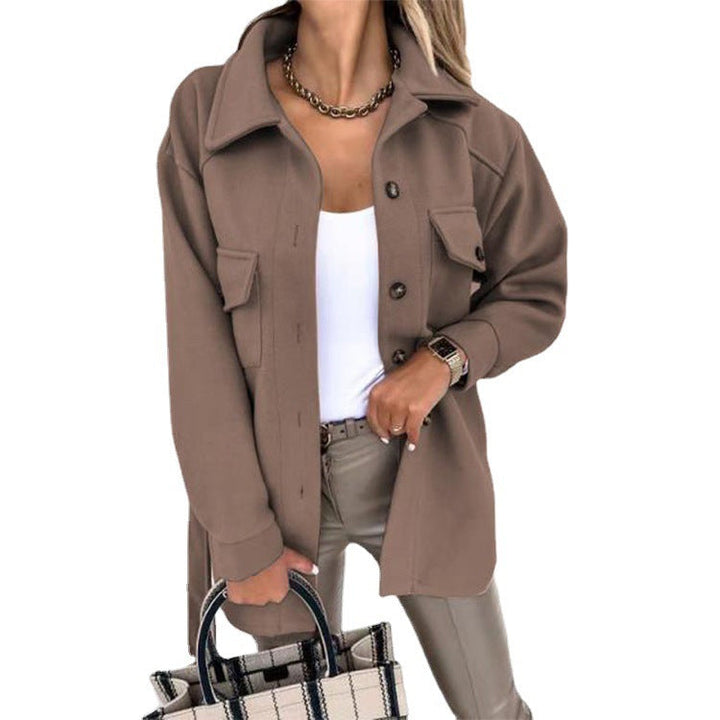 Afslappet oversized skjortejakke til damer, beige, langærmet med knaplukning og brystlommer, ideel til lag-på-lag stil.