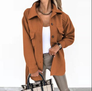 Afslappet oversized skjortejakke til damer, beige, langærmet med knaplukning og brystlommer, ideel til lag-på-lag stil.