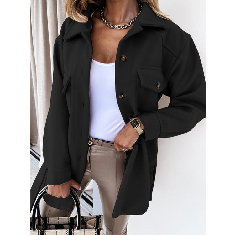 Afslappet oversized skjortejakke til damer, beige, langærmet med knaplukning og brystlommer, ideel til lag-på-lag stil.