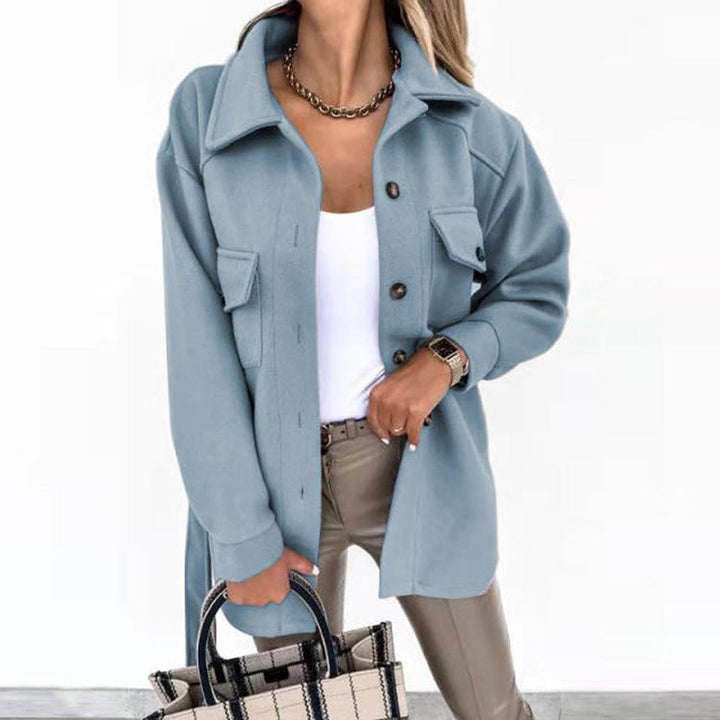 Afslappet oversized skjortejakke til damer, beige, langærmet med knaplukning og brystlommer, ideel til lag-på-lag stil.