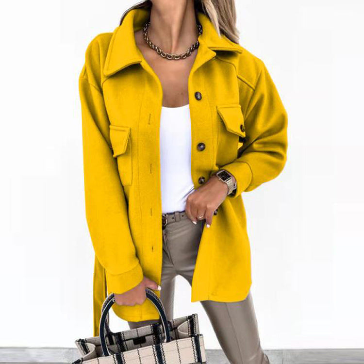 Afslappet oversized skjortejakke til damer, beige, langærmet med knaplukning og brystlommer, ideel til lag-på-lag stil.