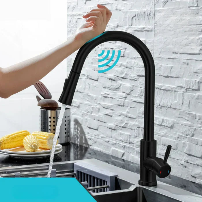 "AquaTouch sensorstyret køkkenhane i børstet stål med udtræksdesign, moderne og funktionelt til stilfuldt køkkenmiljø."