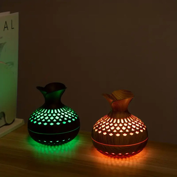 "Aroma diffuser med blomsterdesign, moderne look, tågeteknologi og USB-strøm. Skaber afslappende atmosfære i hjemmet."
