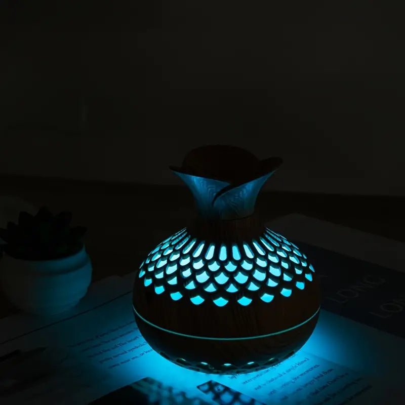 "Aroma diffuser med blomsterdesign, moderne look, tågeteknologi og USB-strøm. Skaber afslappende atmosfære i hjemmet."