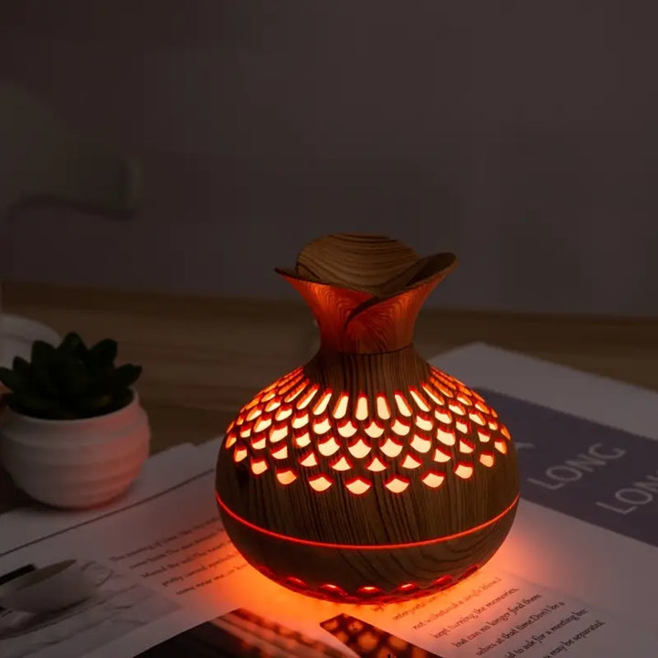 "Aroma diffuser med blomsterdesign, moderne look, tågeteknologi og USB-strøm. Skaber afslappende atmosfære i hjemmet."