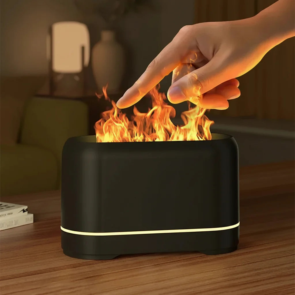 Elegant hvid/sort flammeeffekt diffuser, fungerer som luftfugter og duftspreder for stilren indretning og hygge.
