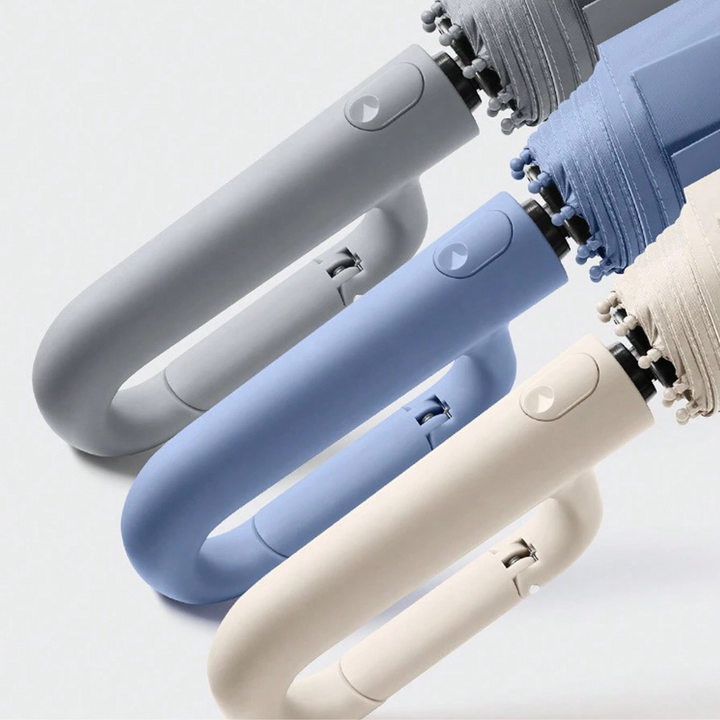 Automatisk vindtæt paraply med reflekterende kant, åben og klar til brug mod regnen med robust design og synlighed.