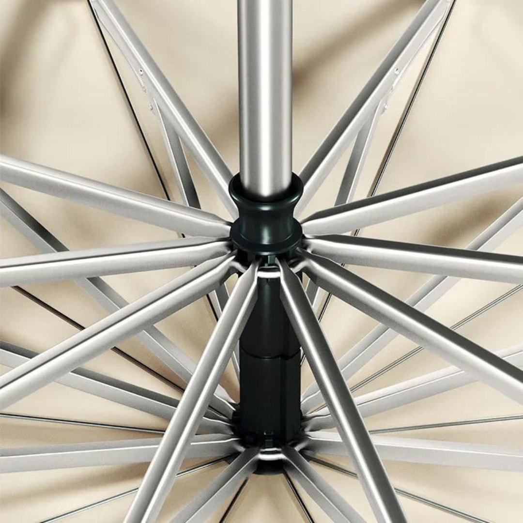 Automatisk vindtæt paraply med reflekterende kant, åben og klar til brug mod regnen med robust design og synlighed.