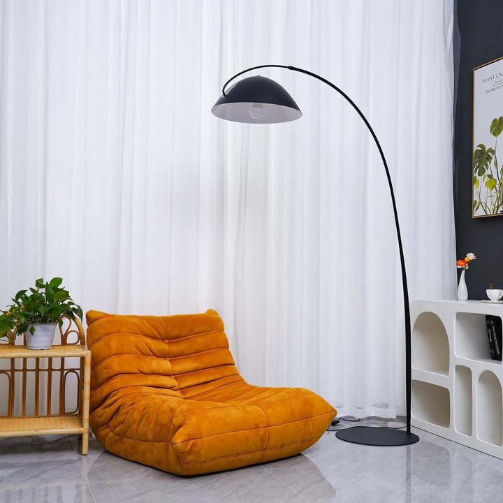 Justerbar bue gulvlampe i metal