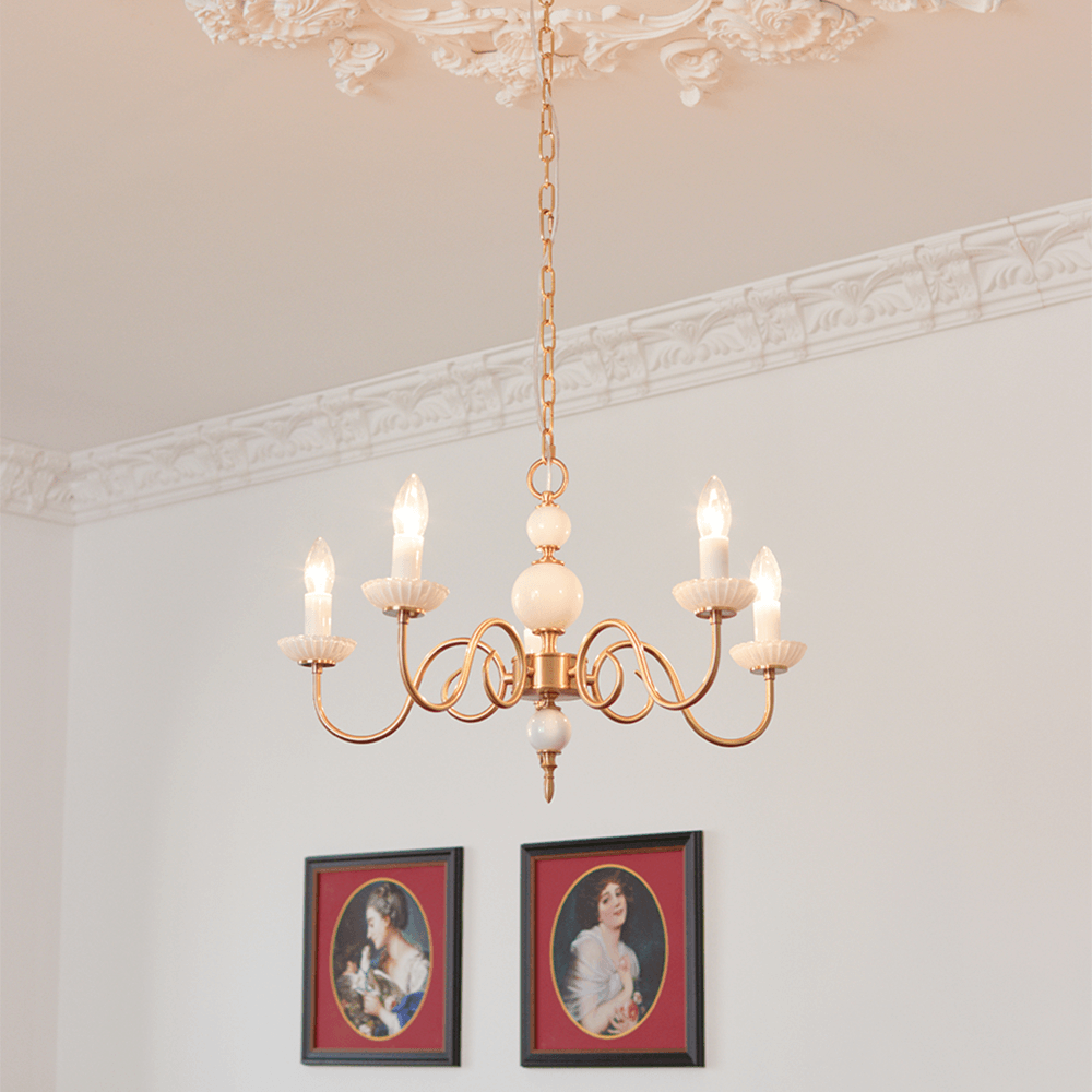 Elegant Lysekrone i Cremefarvet Glas