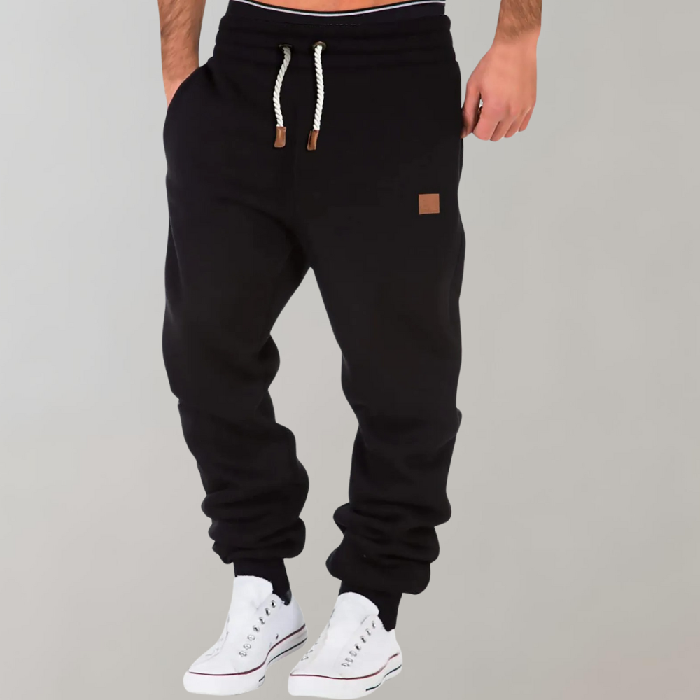 Mænds baggy joggingbukser i marineblå, forfra, med moderne og afslappet pasform.