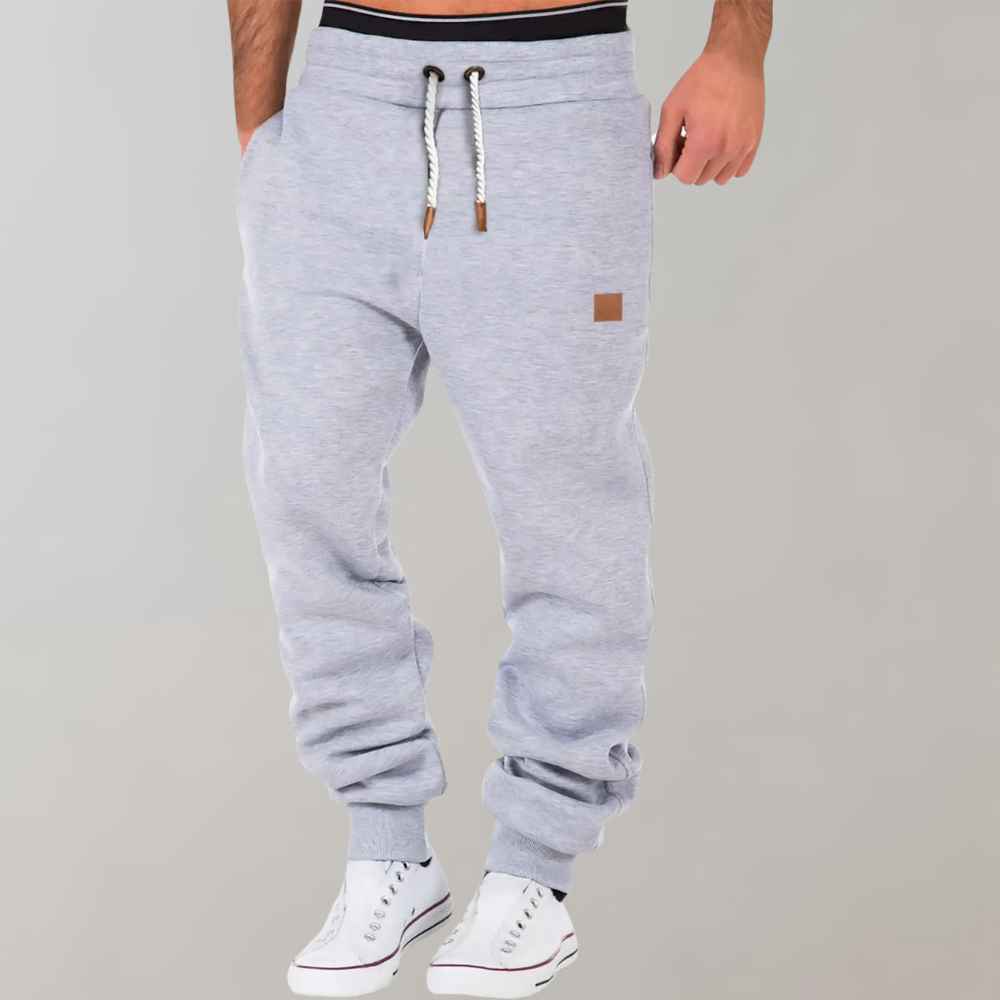 Mænds baggy joggingbukser i marineblå, forfra, med moderne og afslappet pasform.