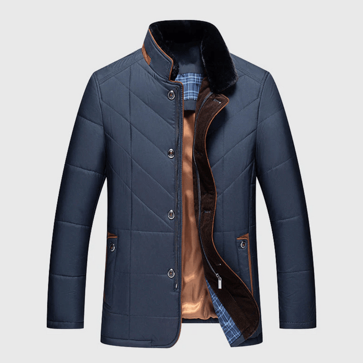 "Balder klassisk vatteret jakke i dyb rød, elegant og stilfuld, perfekt til vinter med fjerlet isolering og luksuriøst design