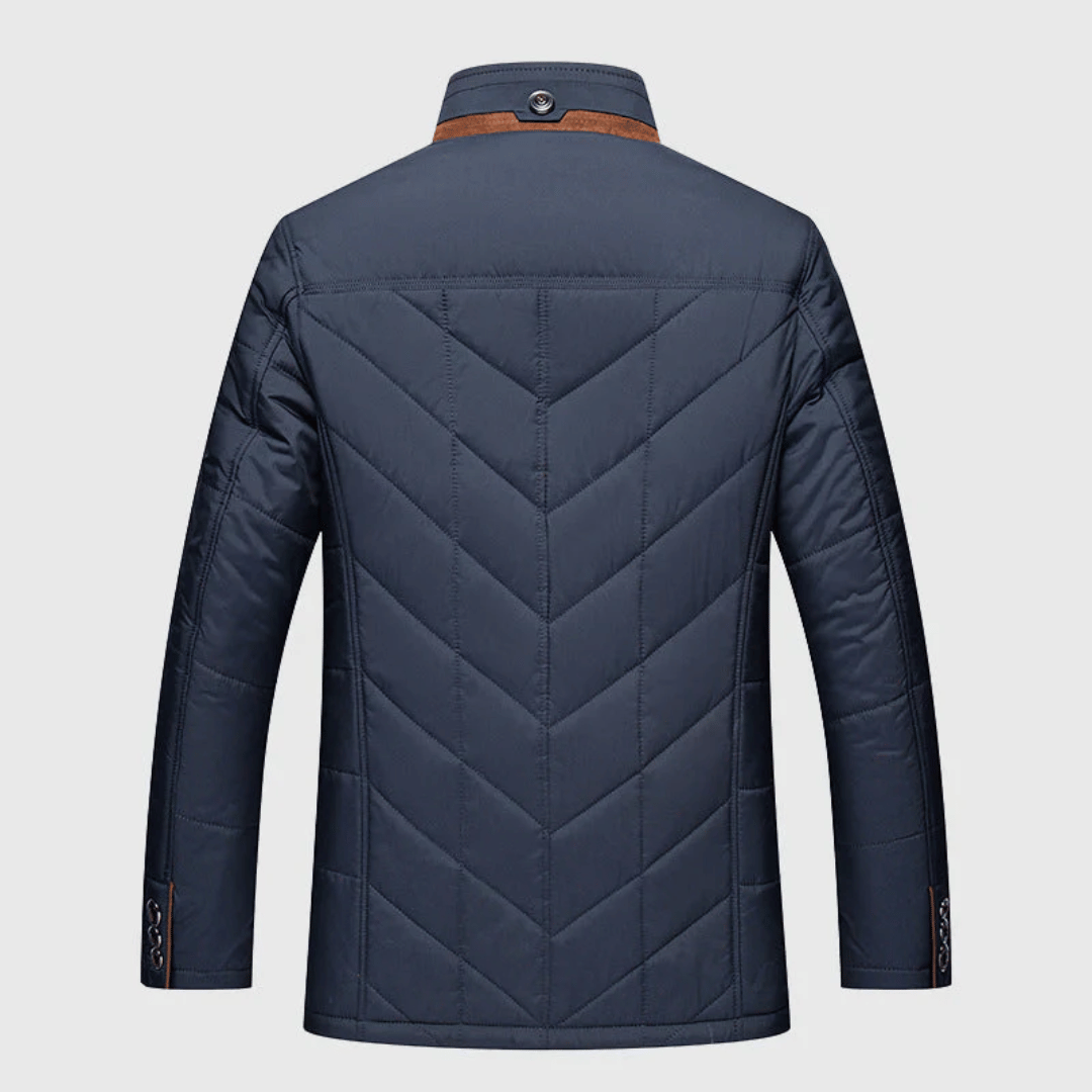 "Balder klassisk vatteret jakke i dyb rød, elegant og stilfuld, perfekt til vinter med fjerlet isolering og luksuriøst design