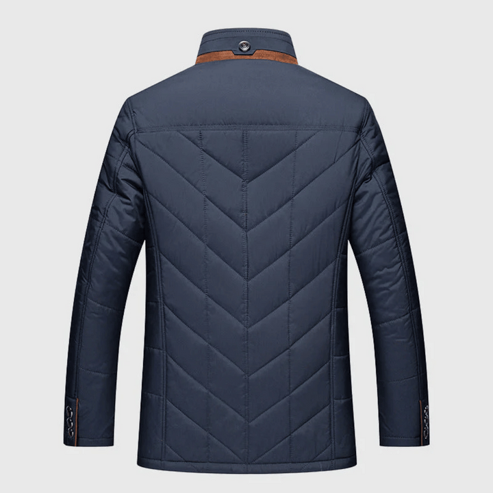 "Balder klassisk vatteret jakke i dyb rød, elegant og stilfuld, perfekt til vinter med fjerlet isolering og luksuriøst design