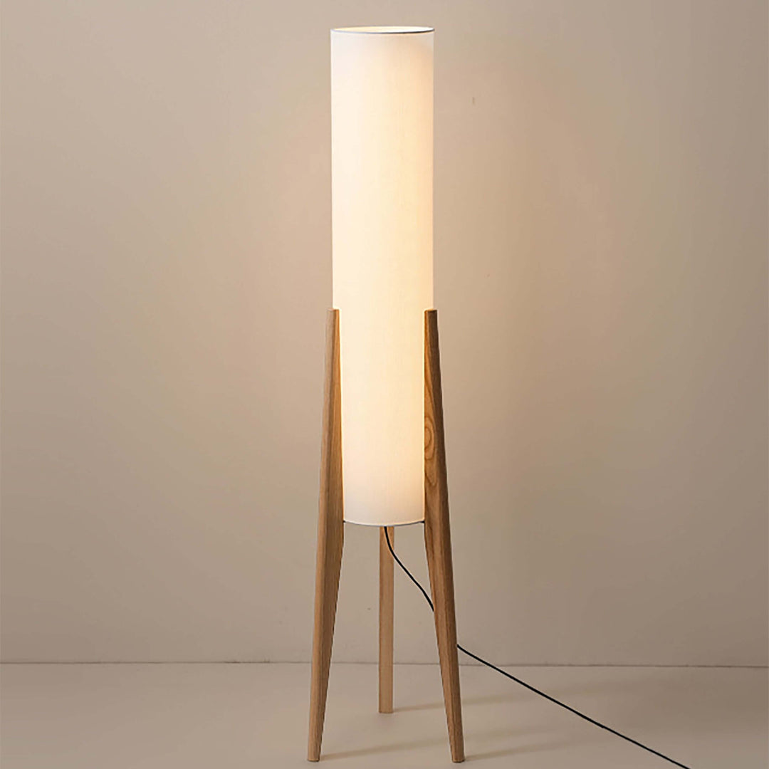 Elegant Gulvlampe i Valnøddetræ | Skaber Hygge