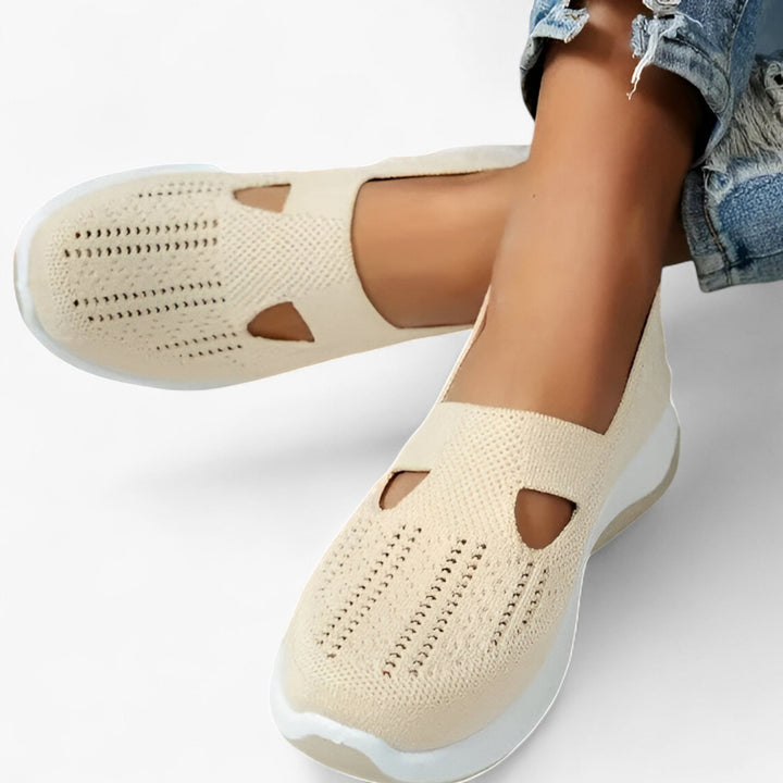 "Beige Clare slip-on sko for kvinder, let og støddæmpende med polstret sål, åndbart materiale, perfekt til dagligt brug."