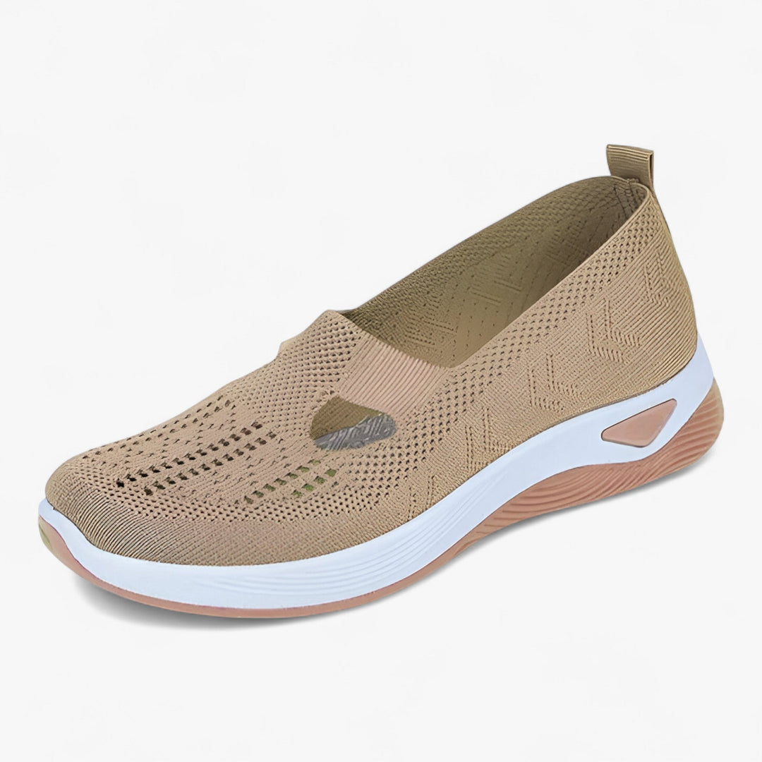 "Beige Clare slip-on sko for kvinder, let og støddæmpende med polstret sål, åndbart materiale, perfekt til dagligt brug."