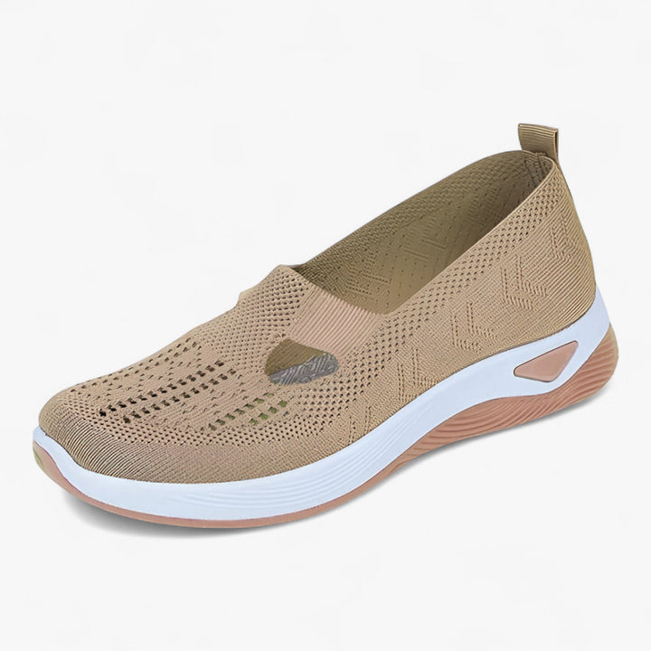 "Beige Clare slip-on sko for kvinder, let og støddæmpende med polstret sål, åndbart materiale, perfekt til dagligt brug."