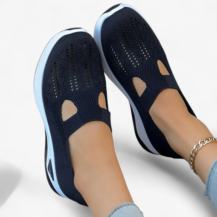 "Beige Clare slip-on sko for kvinder, let og støddæmpende med polstret sål, åndbart materiale, perfekt til dagligt brug."