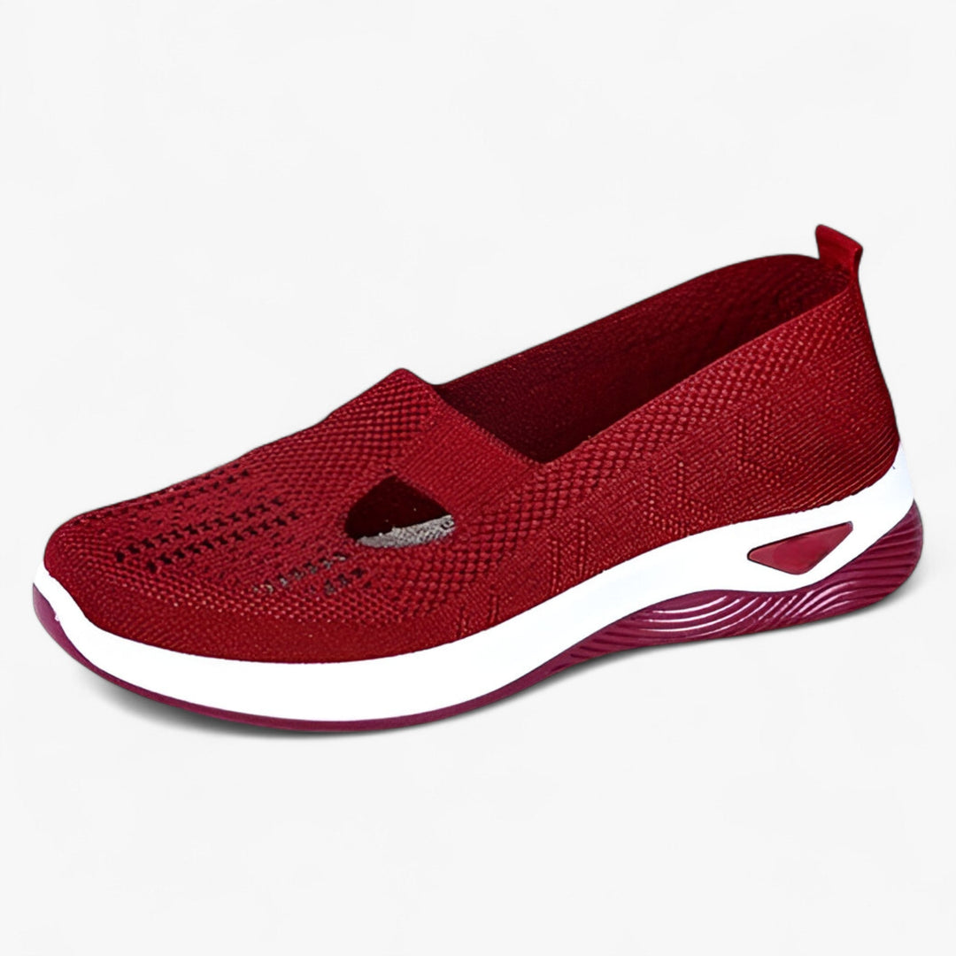 "Beige Clare slip-on sko for kvinder, let og støddæmpende med polstret sål, åndbart materiale, perfekt til dagligt brug."