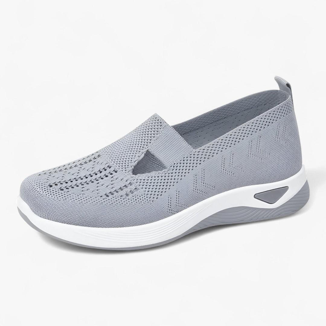 "Beige Clare slip-on sko for kvinder, let og støddæmpende med polstret sål, åndbart materiale, perfekt til dagligt brug."