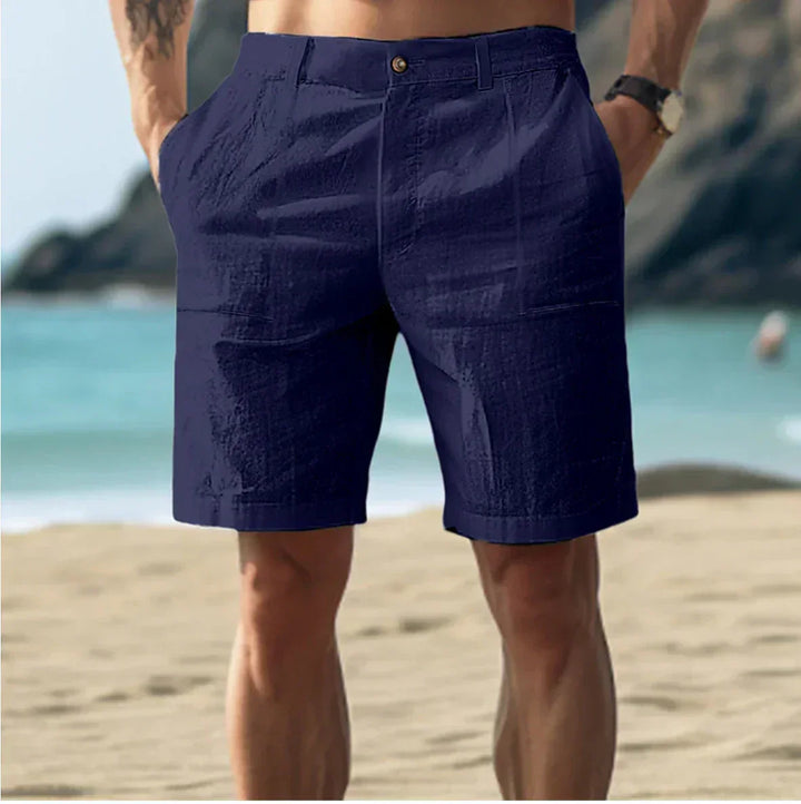 "Beige hør shorts til mænd med klassisk pasform. Let stof, ideel til varme dage. Perfekt til stil og komfort."