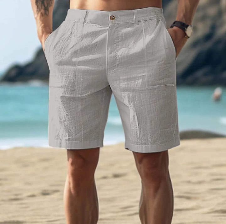 "Beige hør shorts til mænd med klassisk pasform. Let stof, ideel til varme dage. Perfekt til stil og komfort."