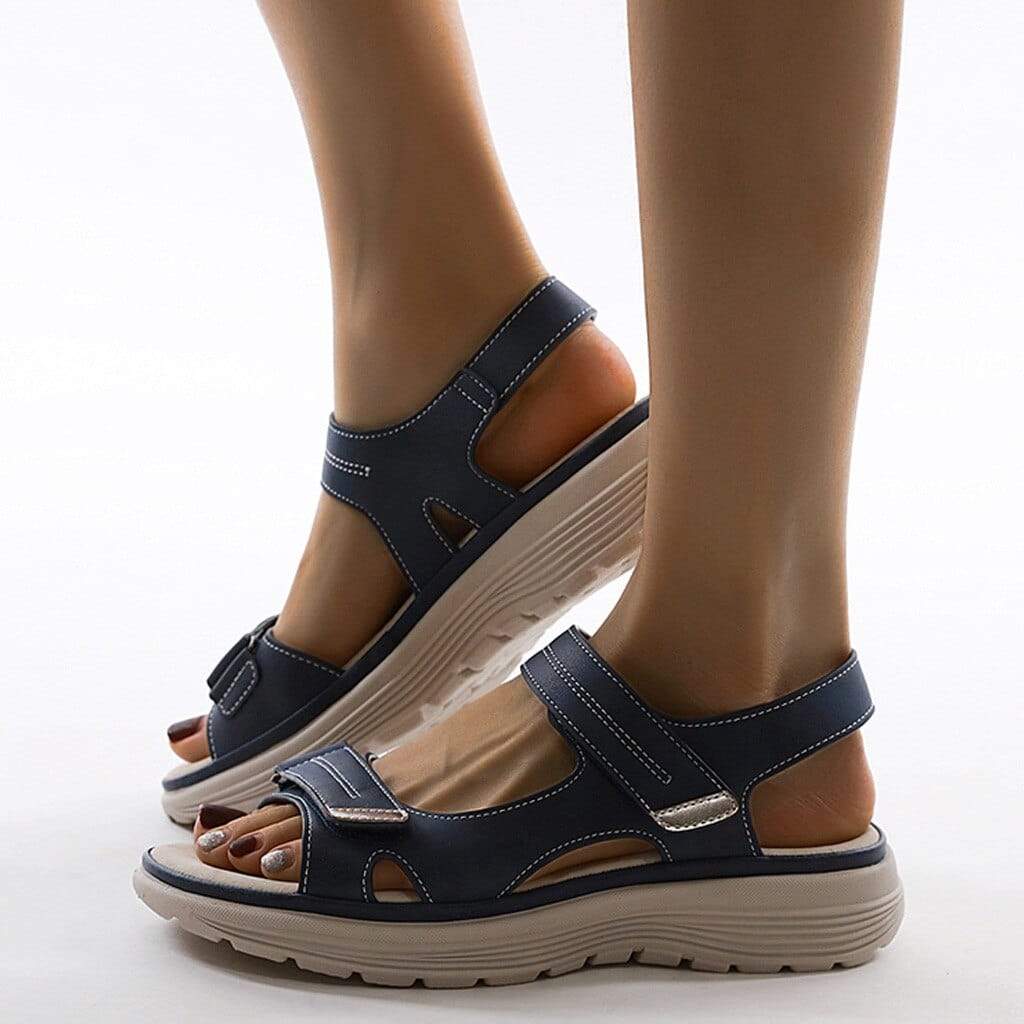 "Beige ortopædiske damesandaler med ergonomisk design og justerbare velcro-stropper for komfort og støtte."