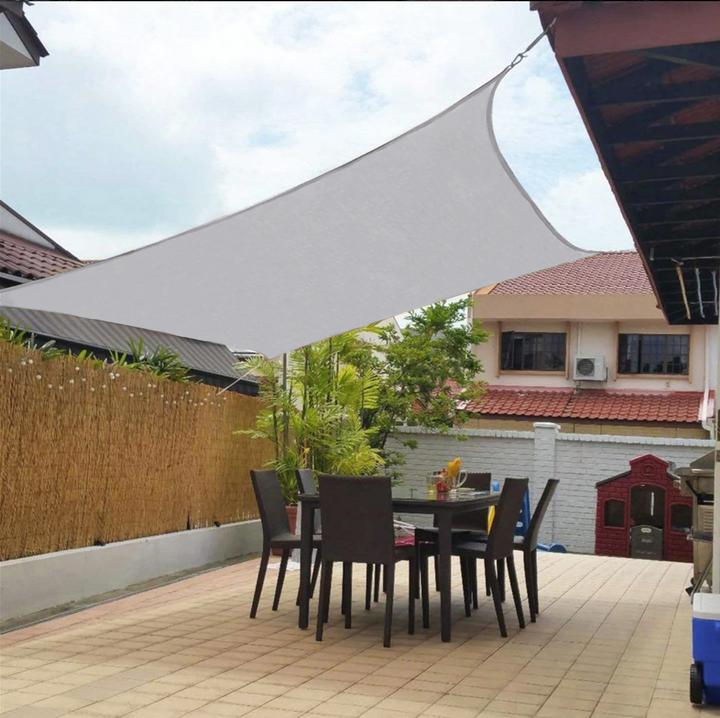 "Beige skyggetelt til terrassen med UV-beskyttelse, minimalistisk design og vandafvisende materiale, perfekt til haven."