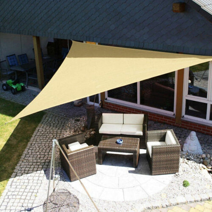 "Beige skyggetelt til terrassen med UV-beskyttelse, minimalistisk design og vandafvisende materiale, perfekt til haven."