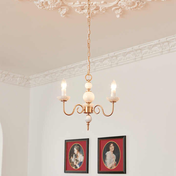 Elegant Lysekrone i Cremefarvet Glas
