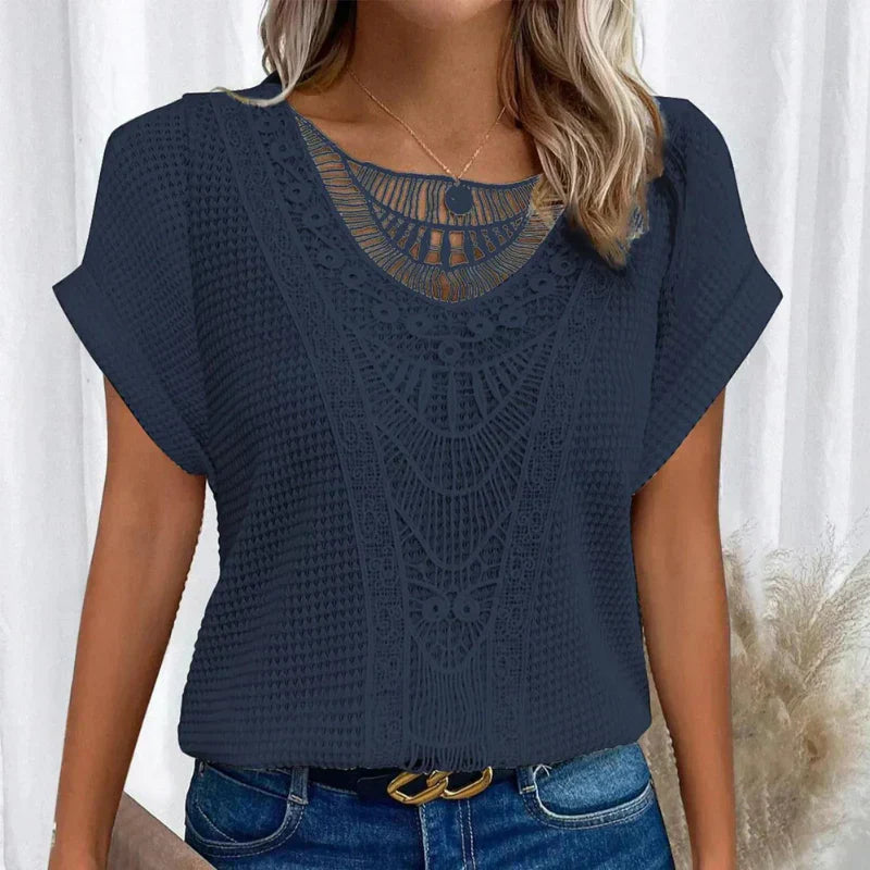 Feminine åndbar dame top med elegant design og løs pasform. Komfortabel sommer top, ideel til afslappede dage.