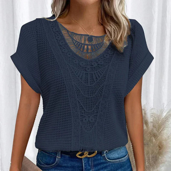 Feminine åndbar dame top med elegant design og løs pasform. Komfortabel sommer top, ideel til afslappede dage.