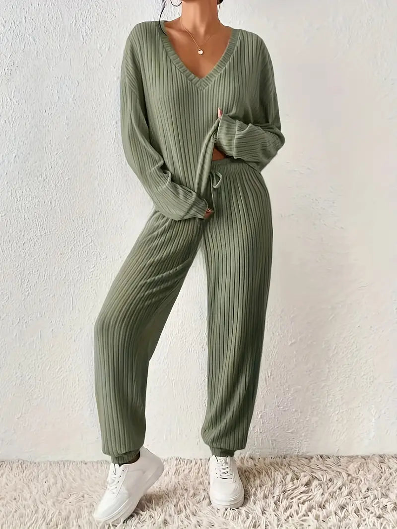 Blødt dames loungewear sæt med stilfuld V-hals, perfekt til ultimativ komfort og afslapning hjemme.