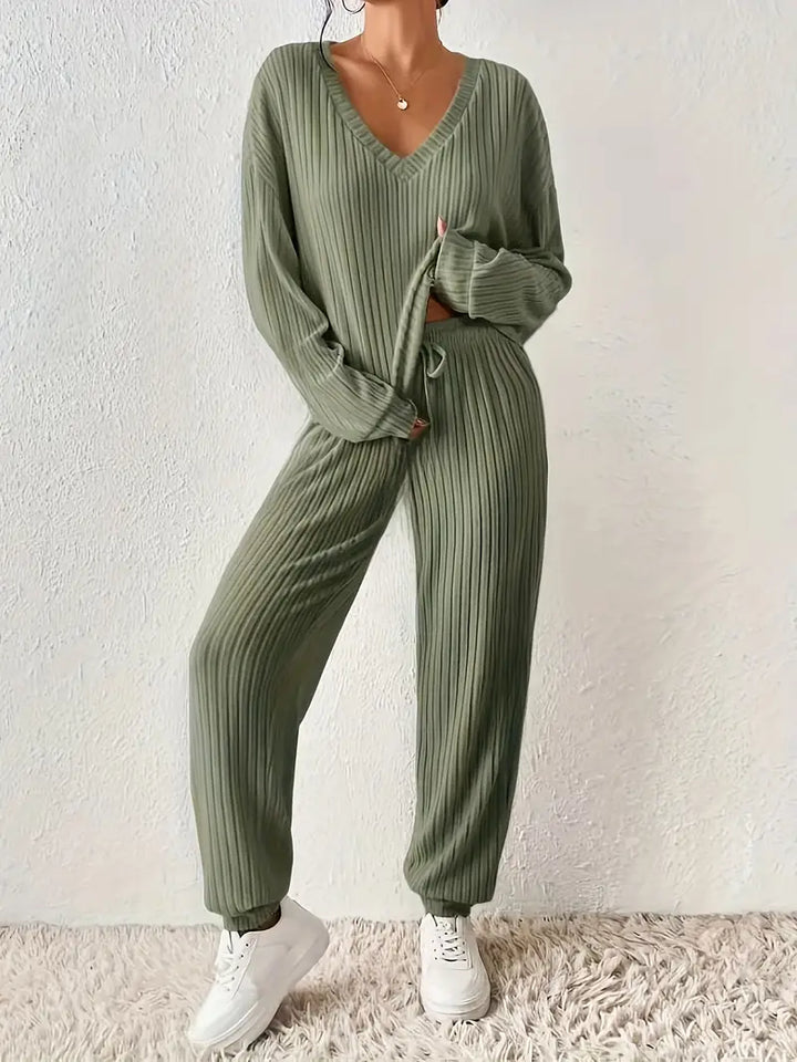 Blødt dames loungewear sæt med stilfuld V-hals, perfekt til ultimativ komfort og afslapning hjemme.