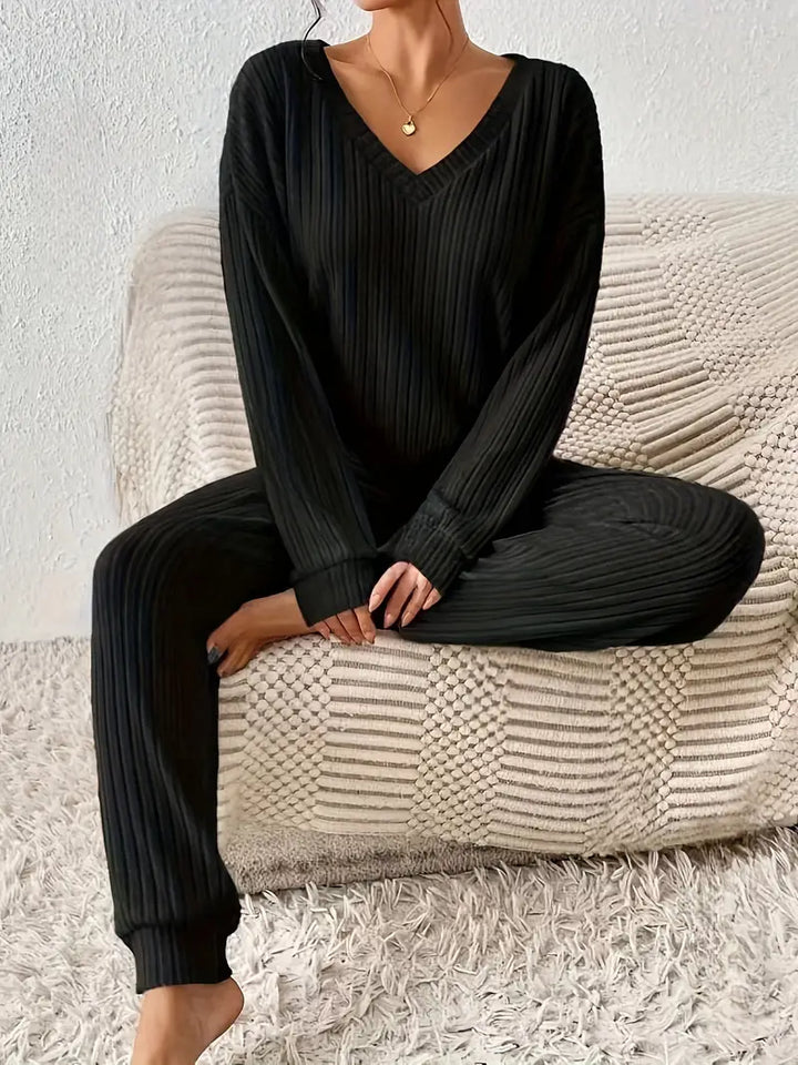 Afslappet og stilfuldt damesæt med V-hals, et blødt todelt loungewear til hygge og hjemmebrug.