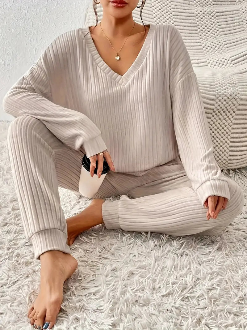 Ribbet damesæt i blødt stof, V-hals top og matchende bukser; ultimativt komfortabelt loungewear.