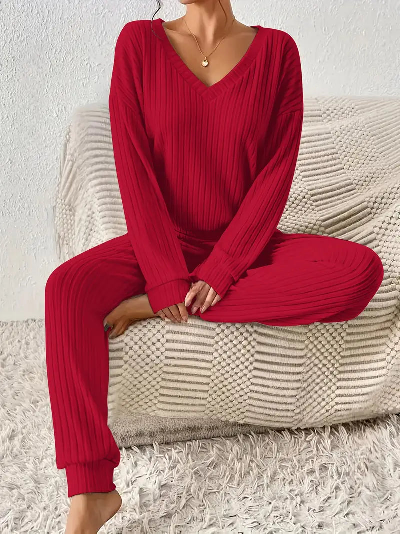 Lækkert blødt loungewear damesæt med V-hals, todelt for afslappet stil og hygge i hjemmet.
