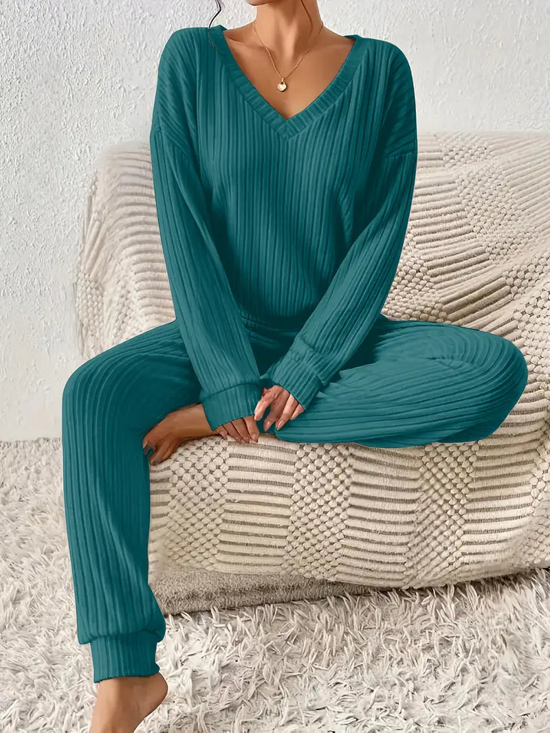 Komfortabelt V-hals loungewear sæt til damer, blødt ribbet stof, perfekt til afslapning og stil.