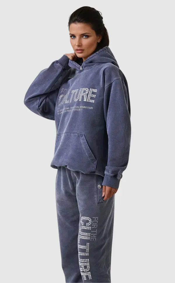 Blå unisex hættetrøje med moderne kulturdesign. Komfortabel og afslappet hoodie til streetwear og hverdag.